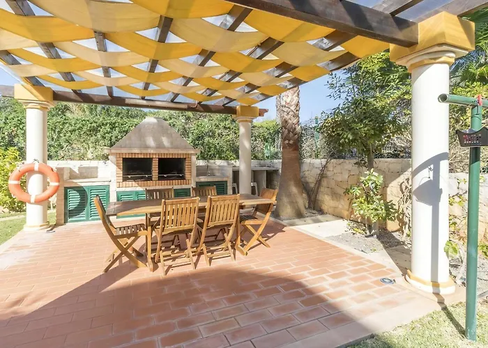 Spacious Living Private Pool Tranquil Setting