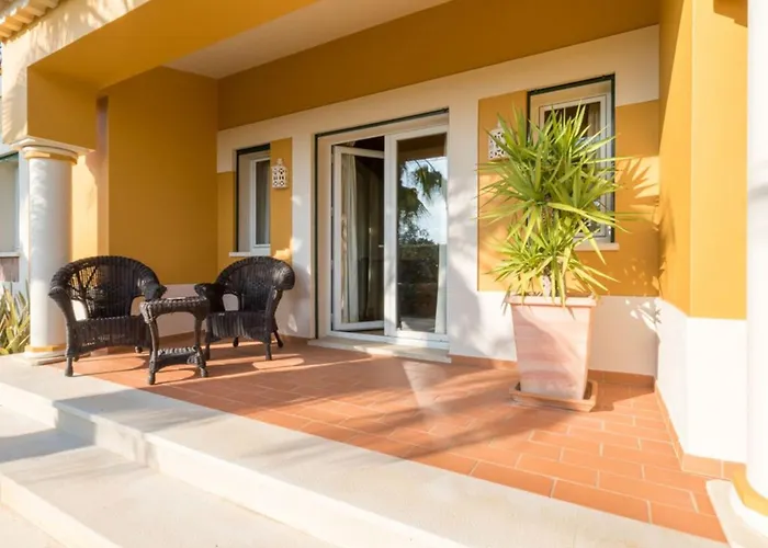 Spacious Living Private Pool Tranquil Setting